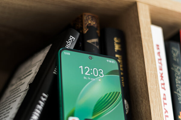 Яркий снаружи и заряженный внутри: обзор Huawei nova 12se — Экран. 2