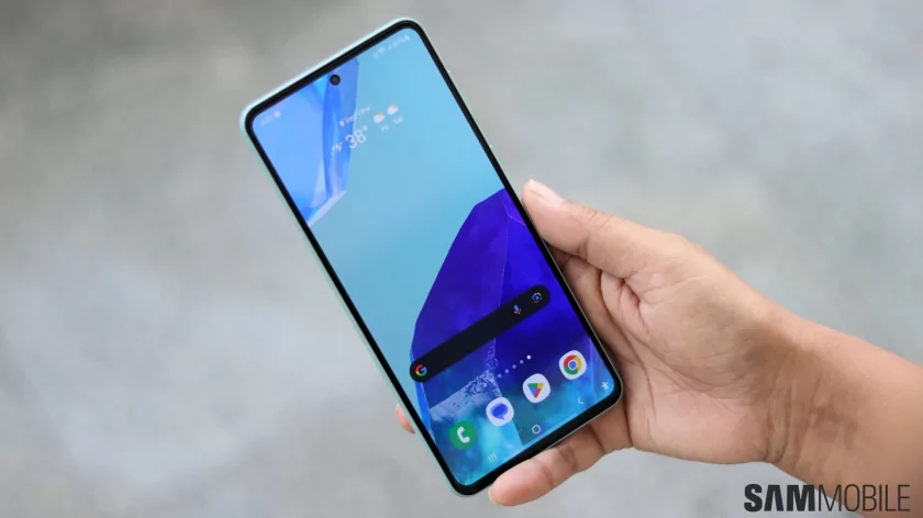 Этот недорогой смартфон лучше большинства, что Samsung когда-либо делала. Обзор Galaxy M55 — Дизайн. 2