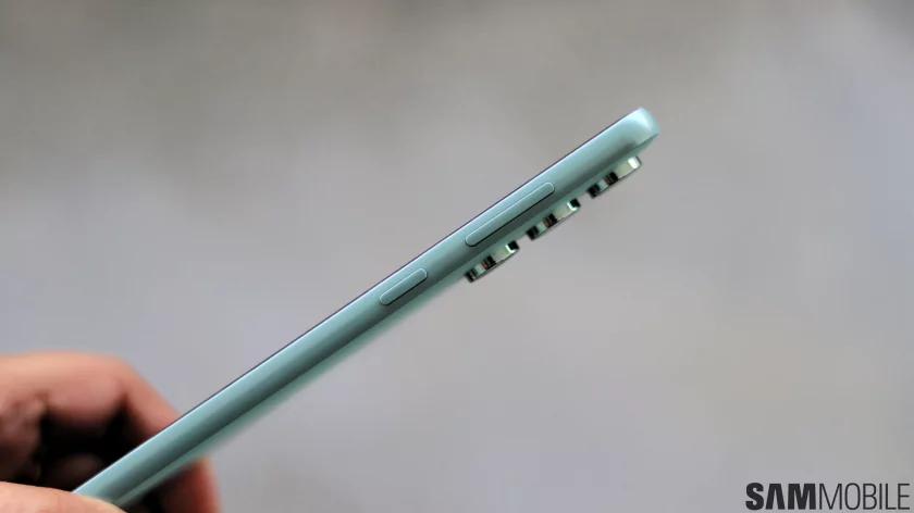 Этот недорогой смартфон лучше большинства, что Samsung когда-либо делала. Обзор Galaxy M55 — Дизайн. 3