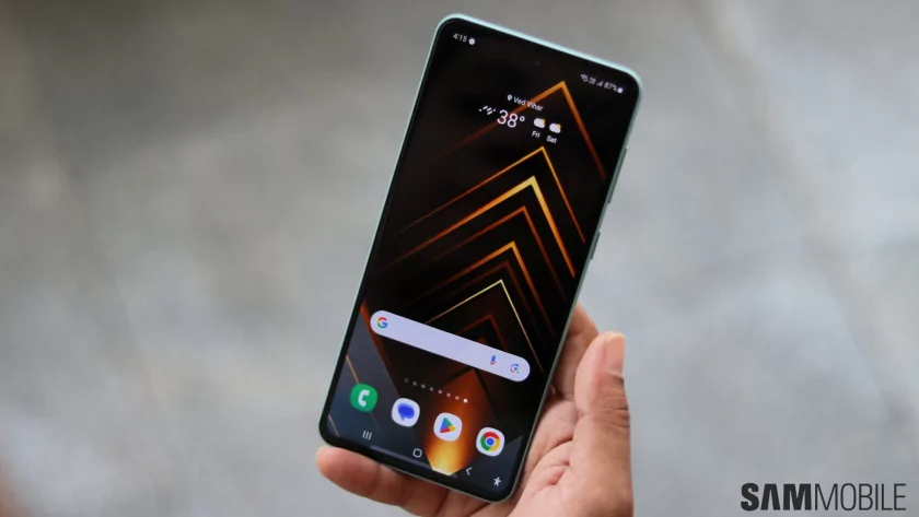 Этот недорогой смартфон лучше большинства, что Samsung когда-либо делала. Обзор Galaxy M55 — Дисплей и звук. 2