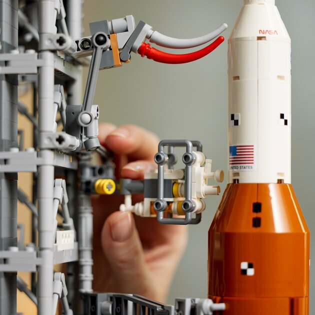 Американская ракета-носитель своими руками: LEGO представила набор SLS с 3 600 деталями