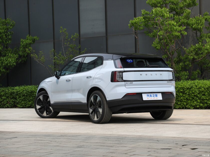 Volvo EX30 станет необычным кроссовером. Он получил саундбар на всю ширину приборной панели
