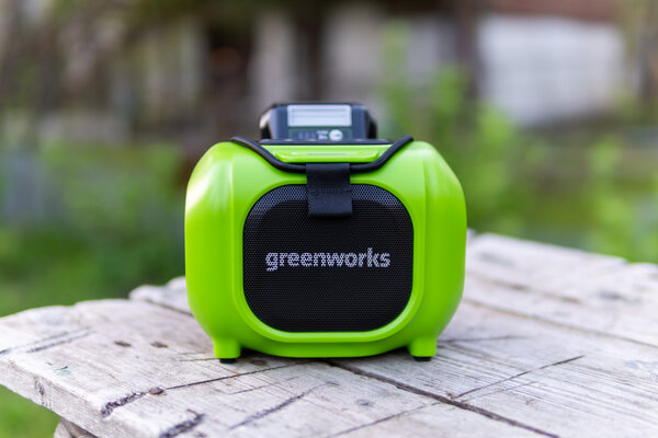 Эта колонка для дачи и стройки питается от аккумулятора газонокосилки. Обзор Greenworks GPT-MNBS 24V/220V — Внешний вид. 1