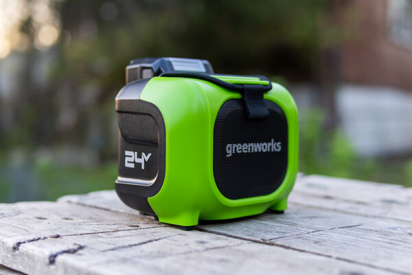 Эта колонка для дачи и стройки питается от аккумулятора газонокосилки. Обзор Greenworks GPT-MNBS 24V/220V — Внешний вид. 2