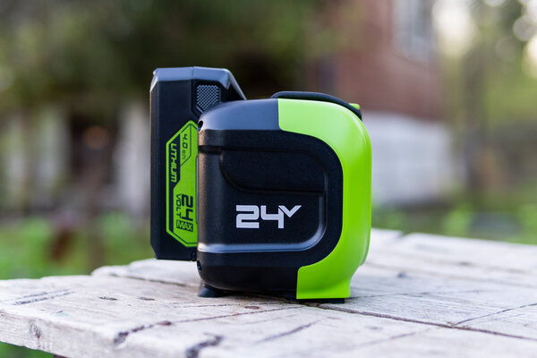 Эта колонка для дачи и стройки питается от аккумулятора газонокосилки. Обзор Greenworks GPT-MNBS 24V/220V — Внешний вид. 3