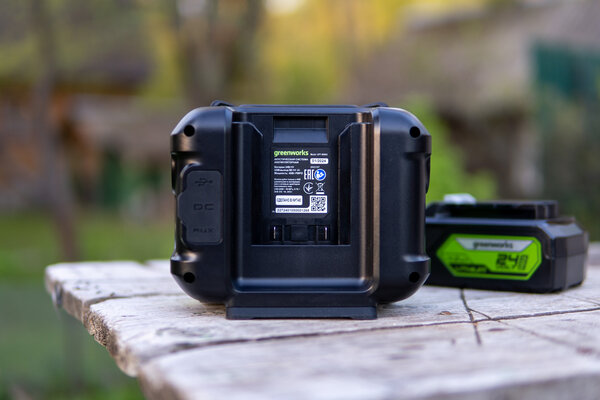 Эта колонка для дачи и стройки питается от аккумулятора газонокосилки. Обзор Greenworks GPT-MNBS 24V/220V — Внешний вид. 4