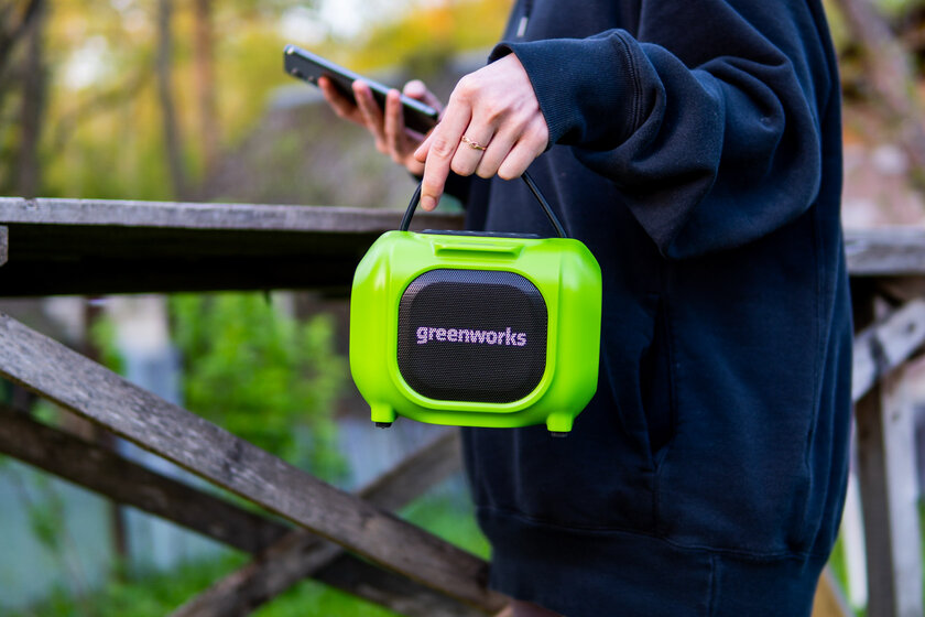 Эта колонка для дачи и стройки питается от аккумулятора газонокосилки. Обзор Greenworks GPT-MNBS 24V/220V — Внешний вид. 6