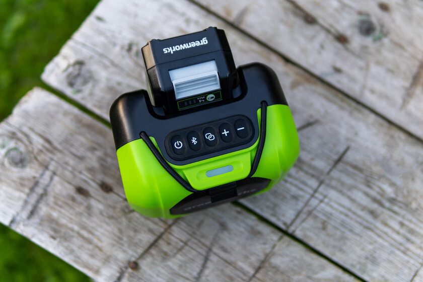 Эта колонка для дачи и стройки питается от аккумулятора газонокосилки. Обзор Greenworks GPT-MNBS 24V/220V — Внешний вид. 5