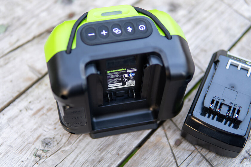 Эта колонка для дачи и стройки питается от аккумулятора газонокосилки. Обзор Greenworks GPT-MNBS 24V/220V — Питание и аккумулятор. 1