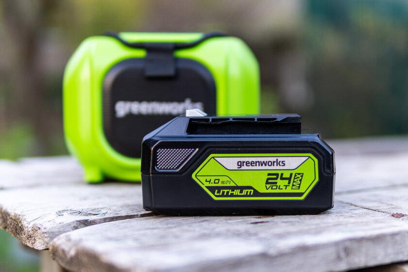 Эта колонка для дачи и стройки питается от аккумулятора газонокосилки. Обзор Greenworks GPT-MNBS 24V/220V — Питание и аккумулятор. 2