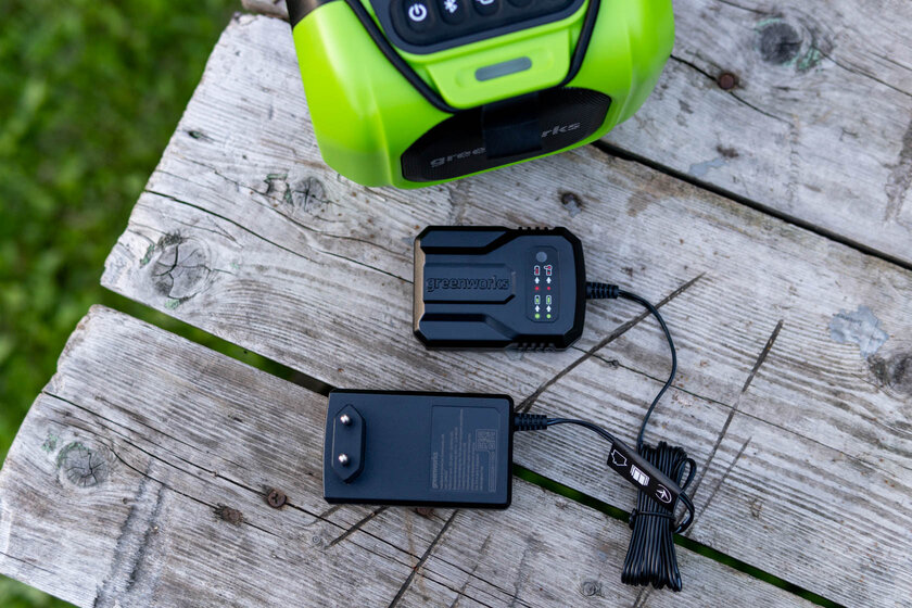 Эта колонка для дачи и стройки питается от аккумулятора газонокосилки. Обзор Greenworks GPT-MNBS 24V/220V — Питание и аккумулятор. 3