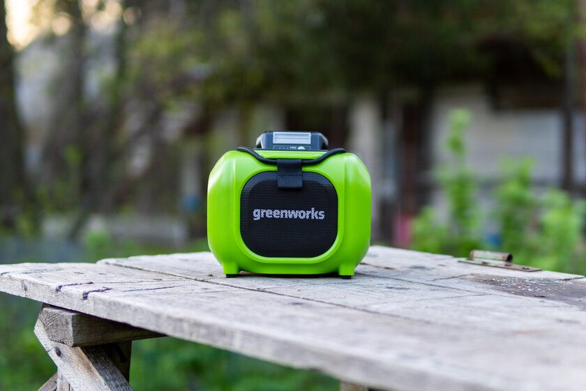 Эта колонка для дачи и стройки питается от аккумулятора газонокосилки. Обзор Greenworks GPT-MNBS 24V/220V — Звучание. 1