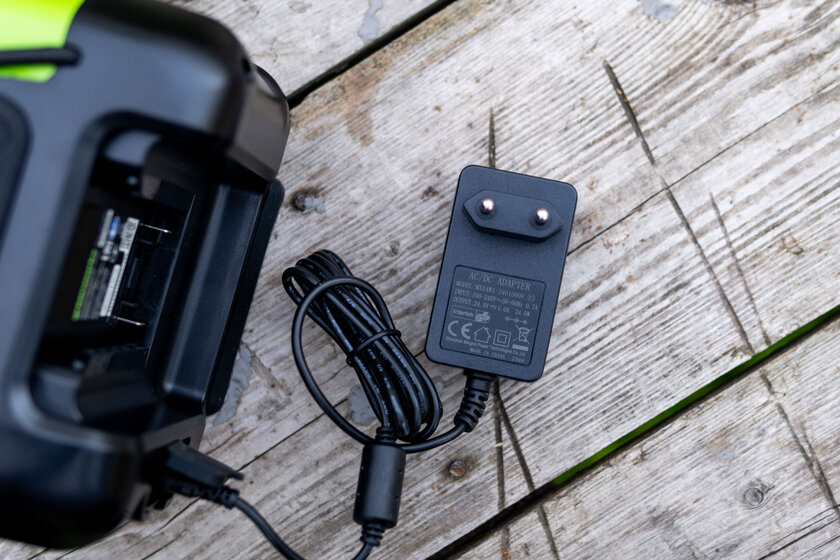 Эта колонка для дачи и стройки питается от аккумулятора газонокосилки. Обзор Greenworks GPT-MNBS 24V/220V — Питание и аккумулятор. 4