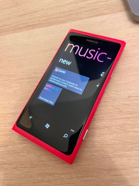 Так выглядит Lumia 800 в 2024 году. Очень даже неплохо, согласны?
