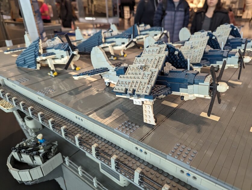 Фанат построил уменьшенную копию американского авианосца 1943 года из 250 000 деталей LEGO