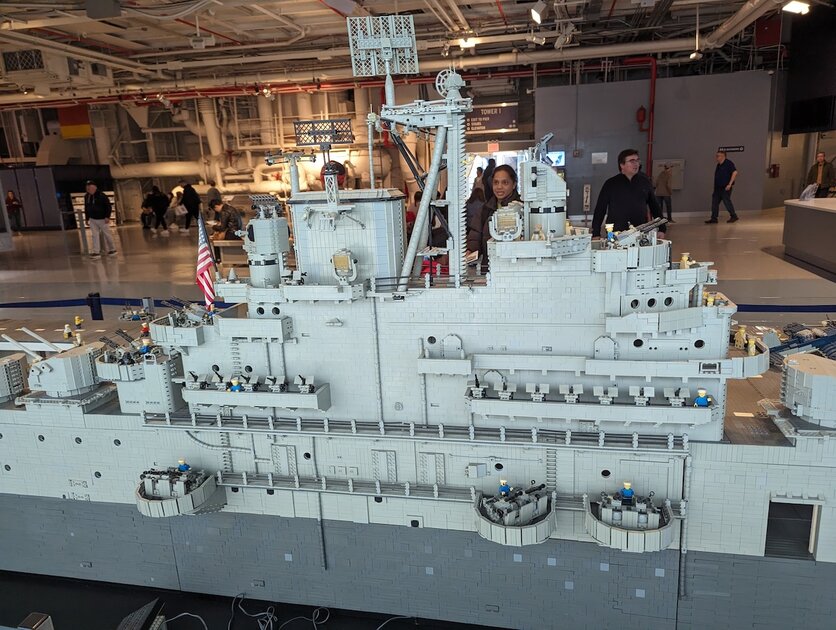 Фанат построил уменьшенную копию американского авианосца 1943 года из 250 000 деталей LEGO