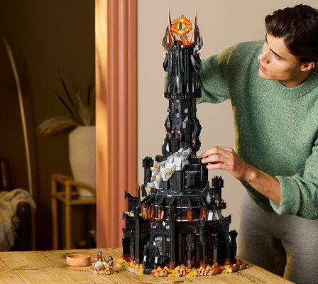 Смотрите, оно светится! LEGO выпустила конструктор крепости зла с Оком Саурона