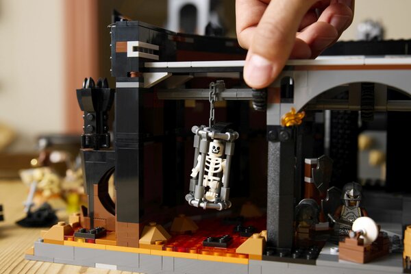 Смотрите, оно светится! LEGO выпустила конструктор крепости зла с Оком Саурона