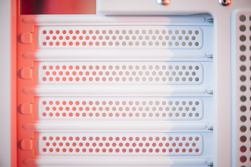Обилие стекла, прочного металла и стиля: обзор полностью белого Zalman P30 White