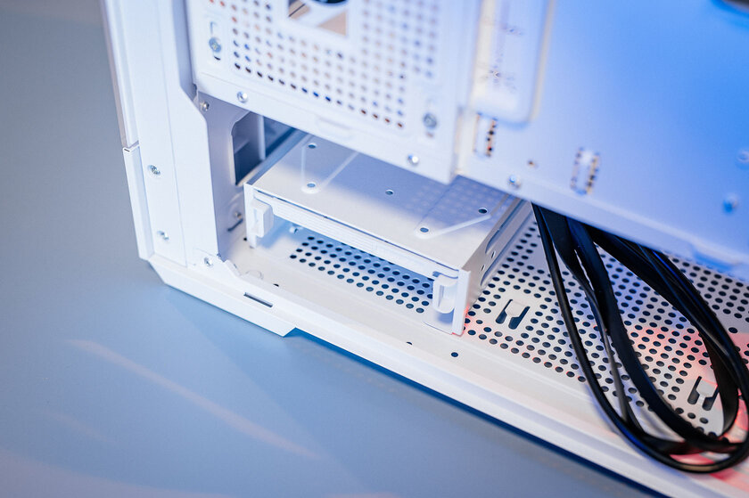 Обилие стекла, прочного металла и стиля: обзор полностью белого Zalman P30 White