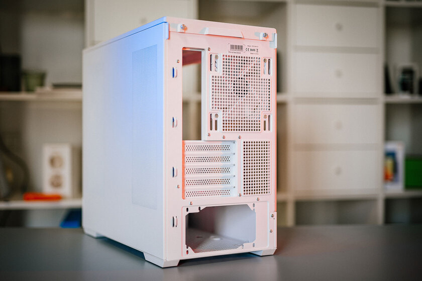 Обилие стекла, прочного металла и стиля: обзор полностью белого Zalman P30 White