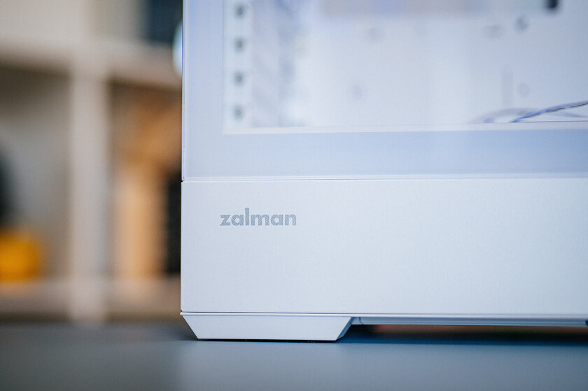 Обилие стекла, прочного металла и стиля: обзор полностью белого Zalman P30 White