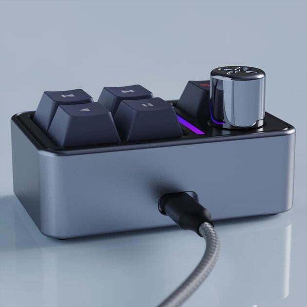 Инженер сделал отдельную микро-клавиатуру для управления музыкальным плеером