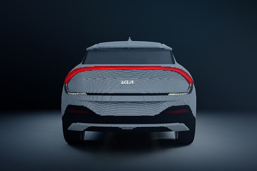 Энтузиасты построили полноразмерный автомобиль KIA EV6 из LEGO. На это ушло 350 тысяч кирпичиков