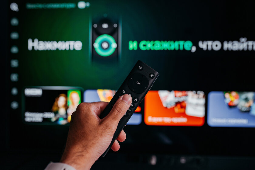Полупрозрачный корпус, пульт с функцией поиска и встроенная нейросеть GigaChat: обзор SberBox 2