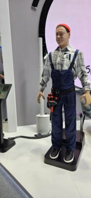 На ПМЭФ 2024 показали робота Женю в костюме работника ЖКХ