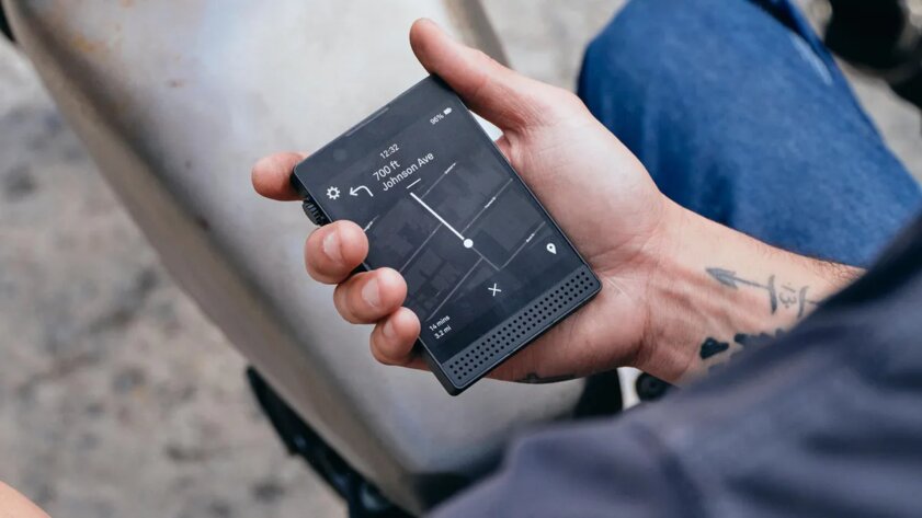 Представлен смартфон с чёрно-белым OLED-дисплеем: с камерой, NFC и странным процессором