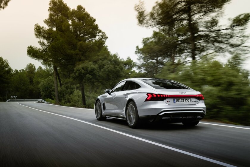 Разгон до сотни за 2,5 секунды, 925 лошадей и быстрая зарядка: Audi представила новый e-tron GT