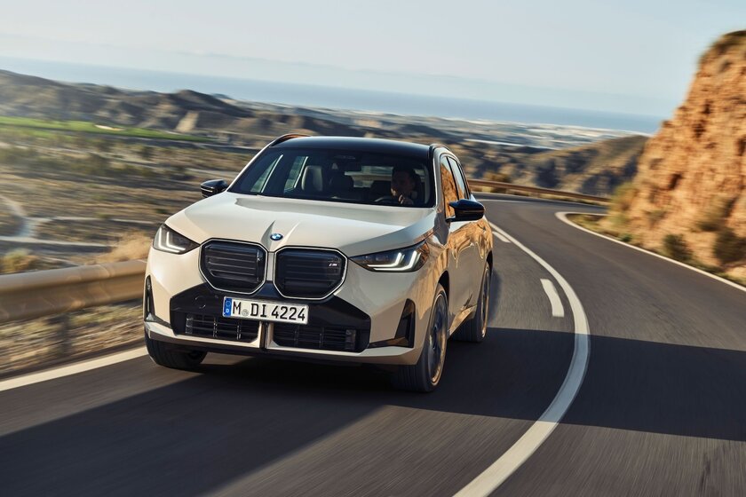 BMW представила новое поколение X3: с гибридной силовой установкой и огромным дисплеем