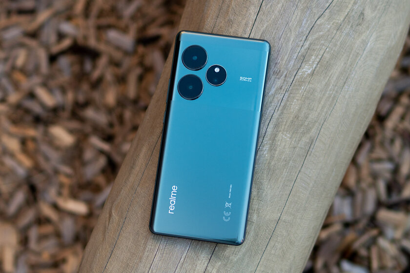 Броскость поменяли на строгость — вот что из этого вышло. Обзор realme GT 6 — Дизайн и эргономика. 1