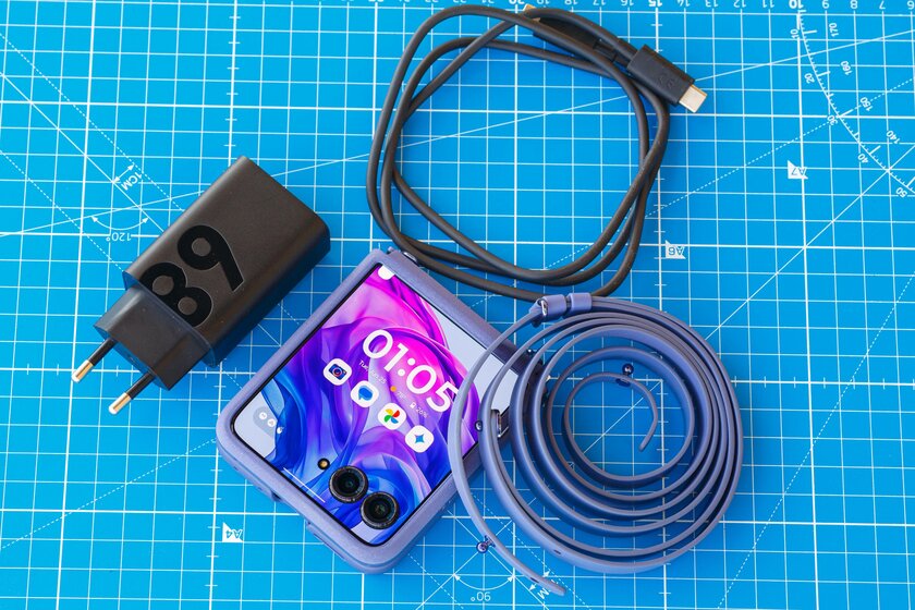 Современная (!) раскладушка — такой уже хочется пользоваться. Обзор Motorola Razr 50 Ultra — Комплектация. 1