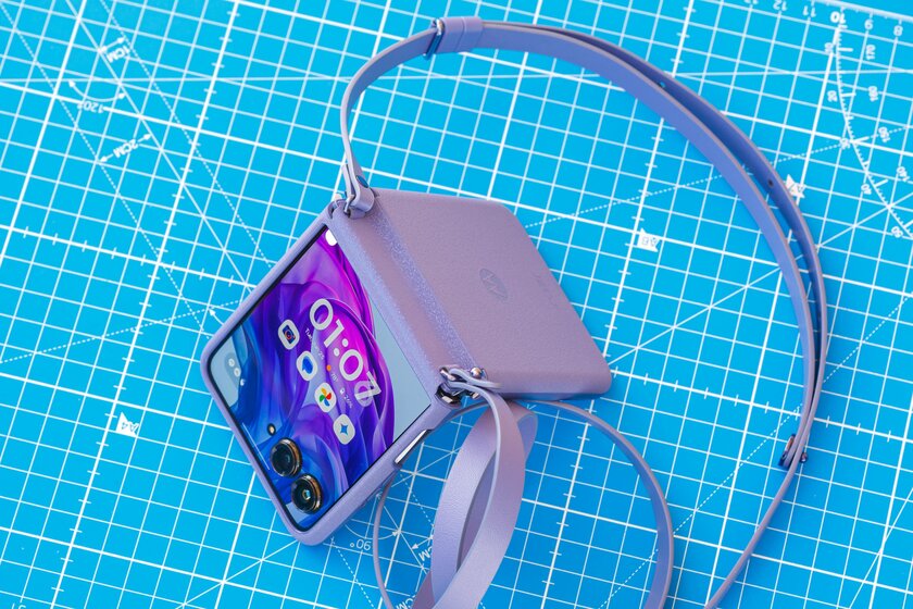 Современная (!) раскладушка — такой уже хочется пользоваться. Обзор Motorola Razr 50 Ultra — Комплектация. 2