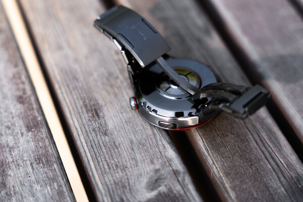 Титан делает лучше любые часы — смотрите сами. Обзор HUAWEI WATCH 4 Pro в космическом дизайне