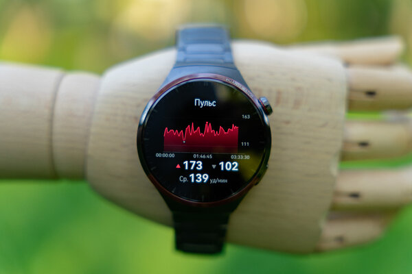 Титан делает лучше любые часы — смотрите сами. Обзор HUAWEI WATCH 4 Pro в космическом дизайне