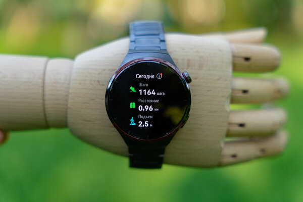 Титан делает лучше любые часы — смотрите сами. Обзор HUAWEI WATCH 4 Pro в космическом дизайне
