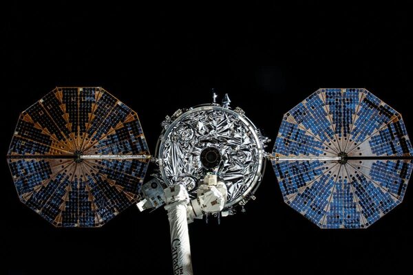 NASA опубликовало впечатляющие фото корабля Cygnus перед тем, как он сгорел в атмосфере Земли