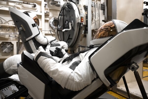 Илон Маск опубликовал фотографии нового скафандра Extravehicular Activity: он уже готов