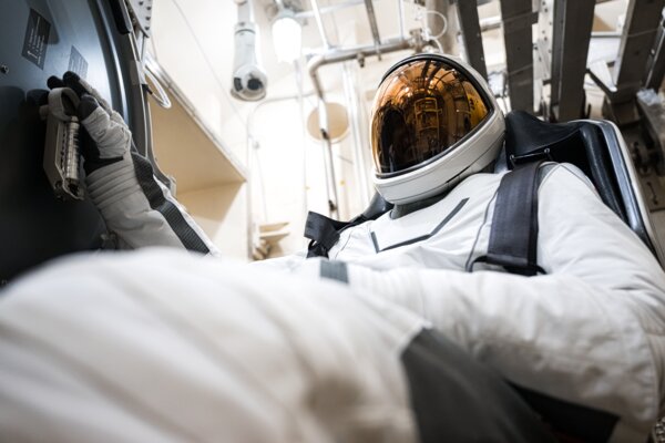 Илон Маск опубликовал фотографии нового скафандра Extravehicular Activity: он уже готов