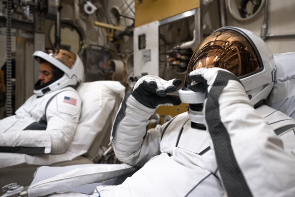 Илон Маск опубликовал фотографии нового скафандра Extravehicular Activity: он уже готов