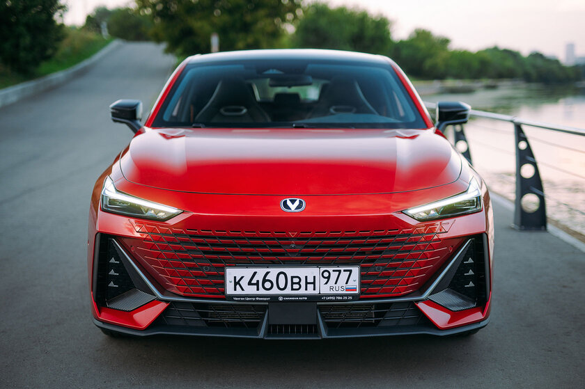 Чуть ли не первый «китаец», которого приятно водить. Обзор Changan UNI-V (2023)