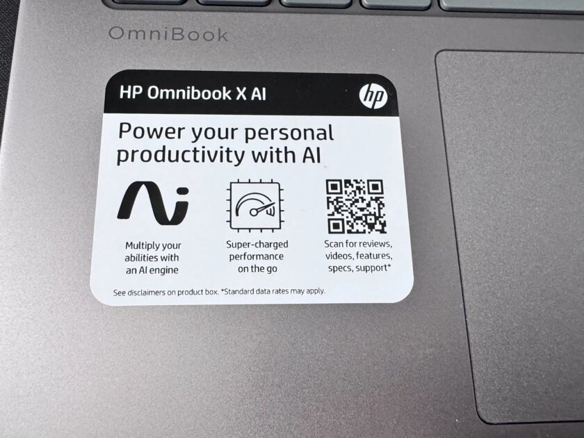 HP клеит на свои ИИ-ноутбуки большие наклейки: пользователи не в восторге