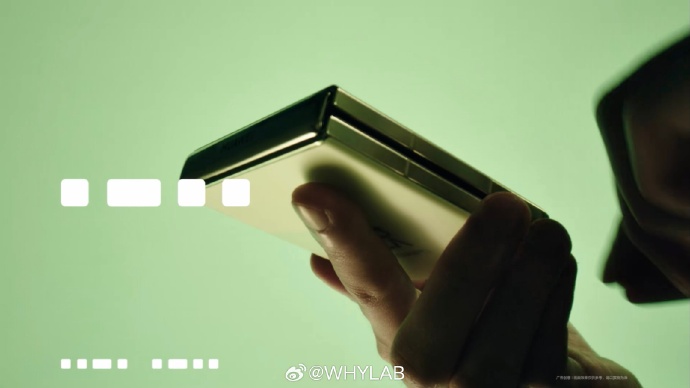 Huawei показала складной смартфон Nova Flip с квадратным экраном