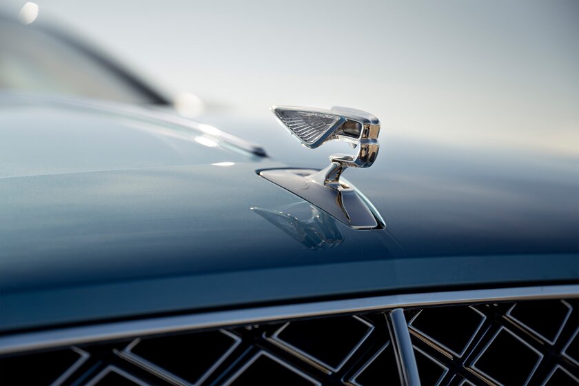 Значок Bentley превращается в дрон и ищет свободную полосу или парковку: свежий патент