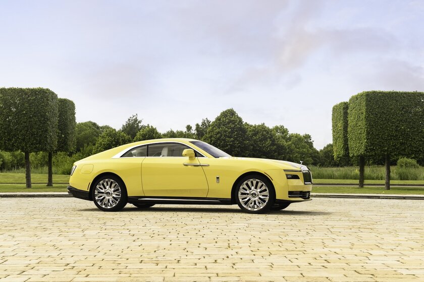 Rolls-Royce представила Spectre в исполнении Semaphore: капот автомобиля красили 160 часов