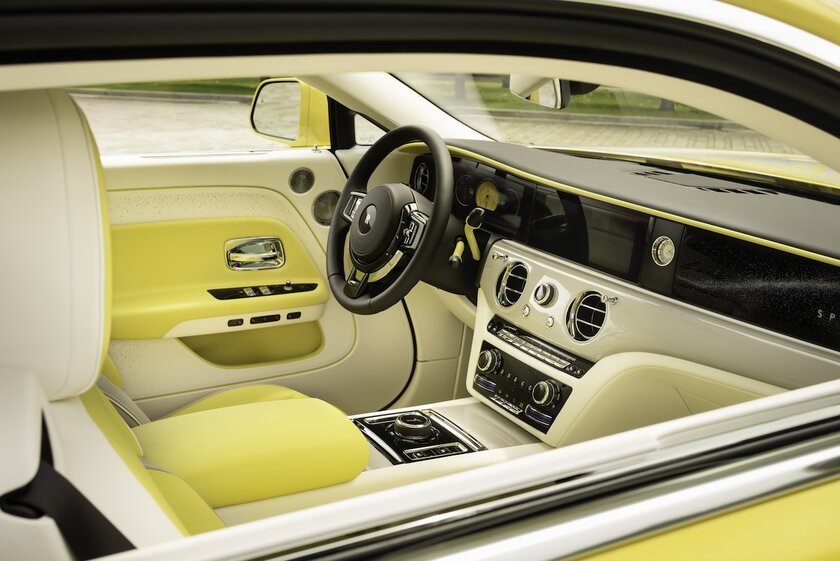 Rolls-Royce представила Spectre в исполнении Semaphore: капот автомобиля красили 160 часов
