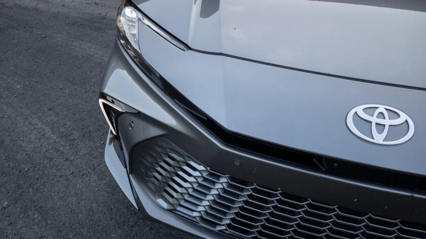 Мечта любого (почти) автомобилиста. Обзор Toyota Camry 2025 года — Преимущества и недостатки. 1